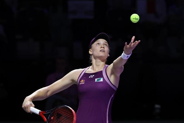 Rybakina stages comeback to beat Swiatek at WTA Finals