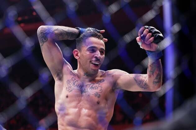 Carlos Prates punishes Jack Della Maddalena in Perth