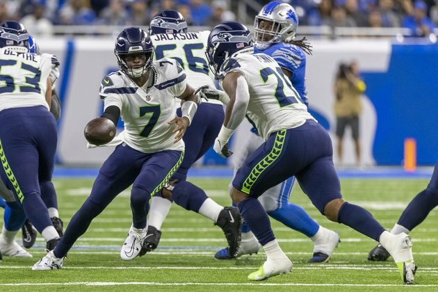 Geno Smith leads Seahawks past Lions in high-scoring affair