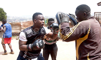 Lawrence Kalyango ku ddyo omutendesi wa kiraabu ya COBAP ne ttiimu y'eggwanga ey'ebikonde ng'awa obukodyo abazannyi be; Shariff Gobba Kiweewa ku kkono ne Ronald Gayita wakati.Ekif FRED KISEKKA. Lawrence Kalyango ku ddyo omutendesi wa kiraabu ya COBAP ne ttiimu y'eggwanga ey'ebikonde ng'awa obukodyo abazannyi be; Shariff Gobba Kiweewa ku kkono ne Ronald Gayita wakati.Ekif FRED KISEKKA.
