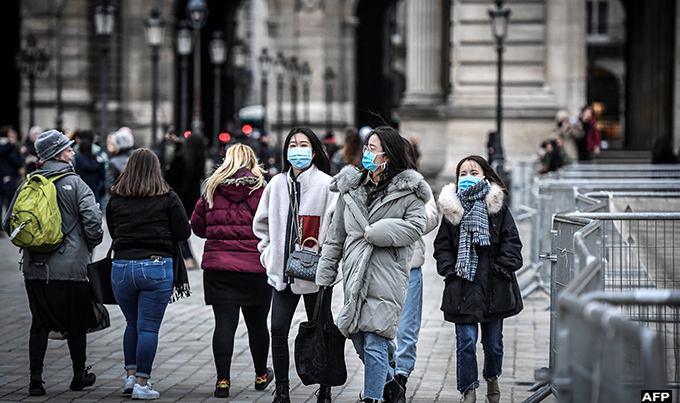  ourists wearing a protective face mask amid fears of the spread of the 19 novel coronavirus walk at the yramide du louvre area on ebruary 28 2020 in aris hoto by     