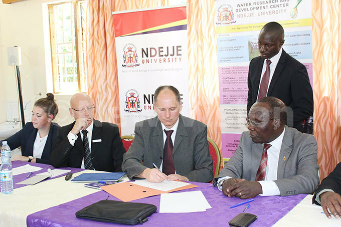  epresentatives from niversity of pplied orest sccience ottenburg ermany signing a emorandum of nderstanding on uesday