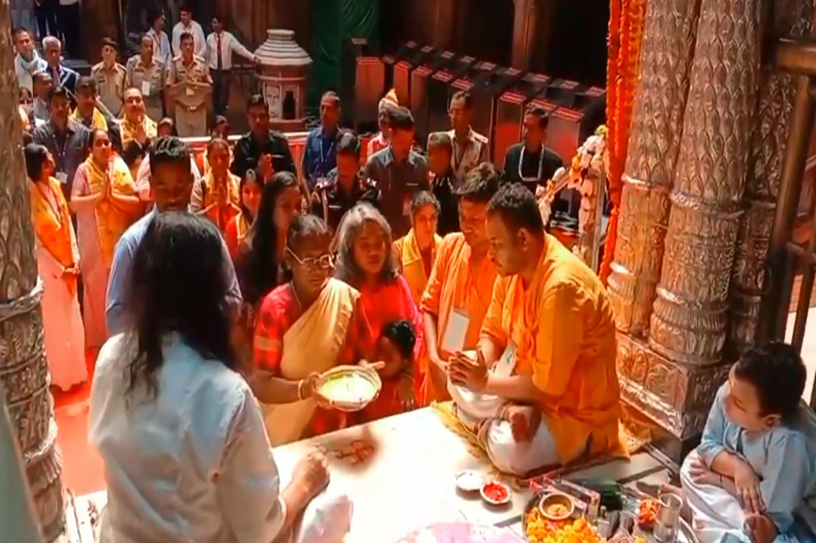 UP: President Murmu offers prayers at Banke Bihari Temple in Vrindavan