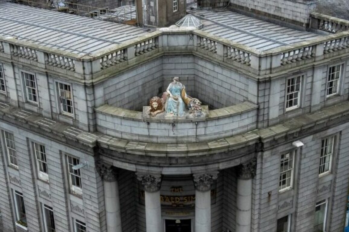 Calls for Aberdeen Wetherspoon to spruce up goddess statue