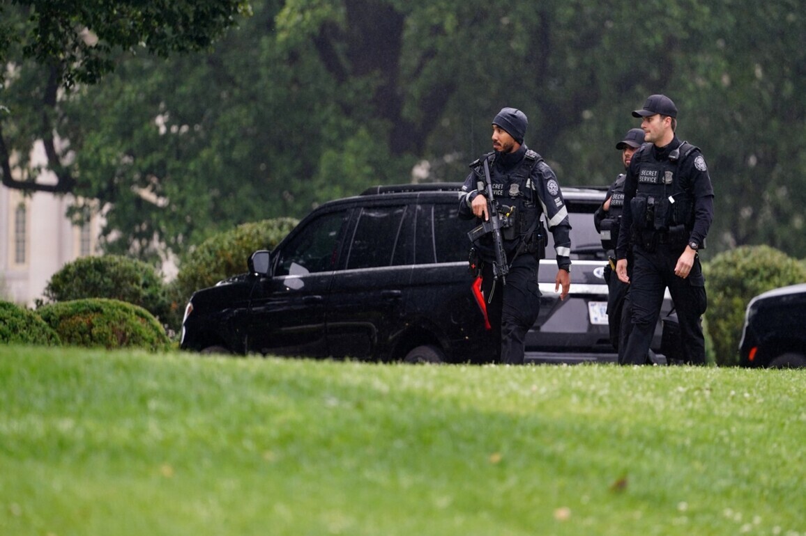 2 injured, including suspected gunman, in shooting near White House complex
