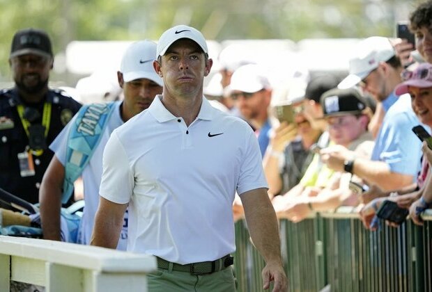 Rory McIlroy rues six-hole stretch, but game 'clicking more'