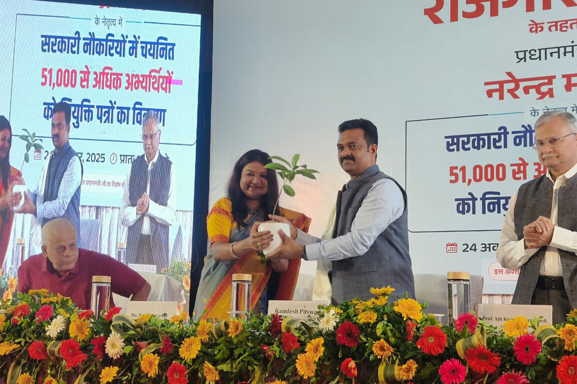 MoS Kamlesh Paswan inaugurates Employment Fair in BHU; distributes appointment letters