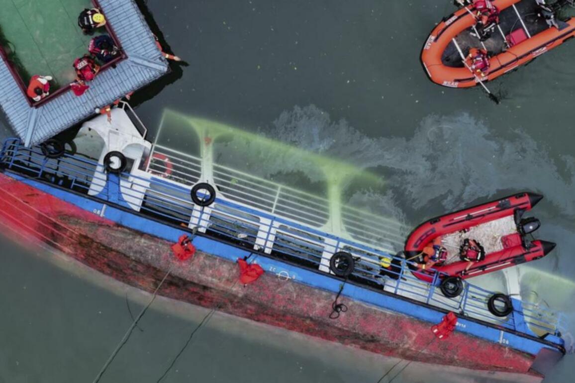Ten killed after tourist boats capsize in China