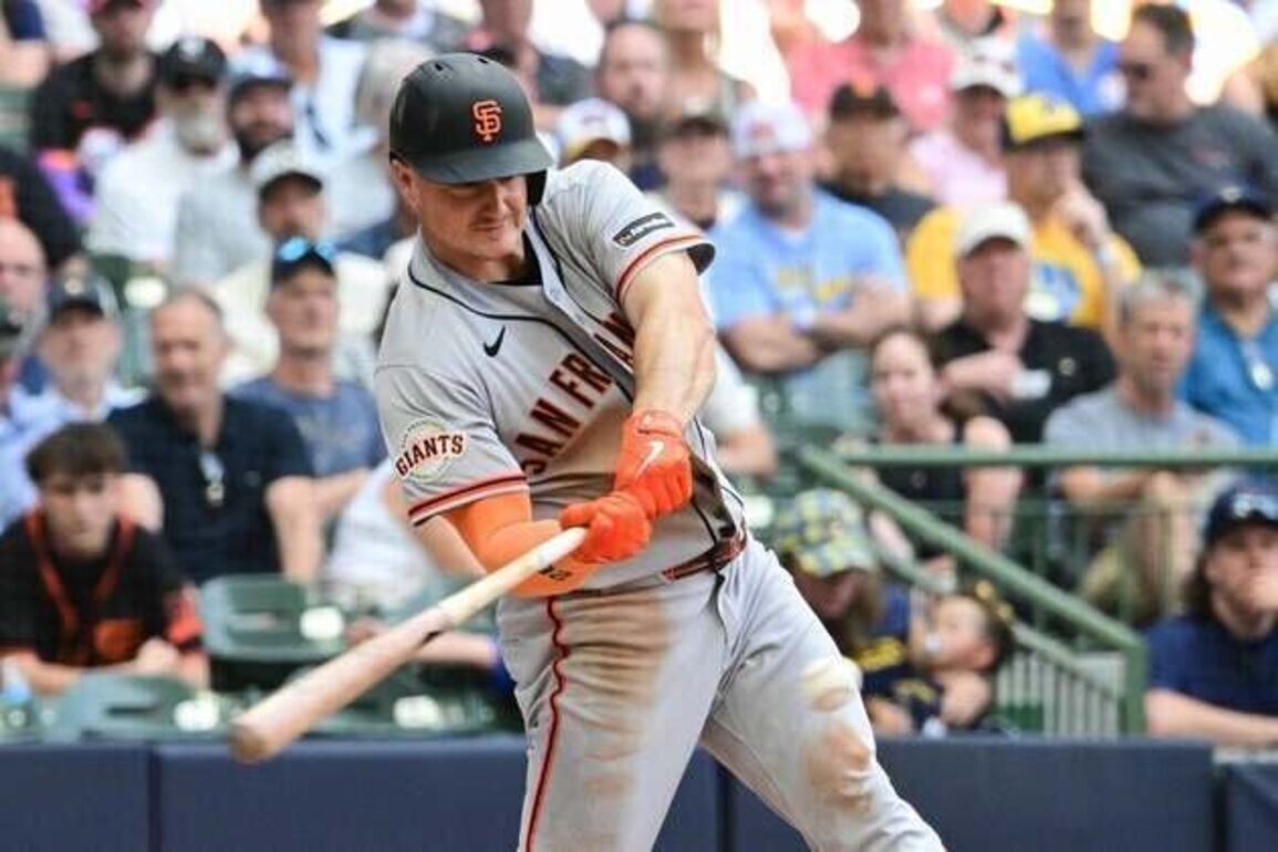 Giants rack up 20 hits, stave off Brewers 12-9