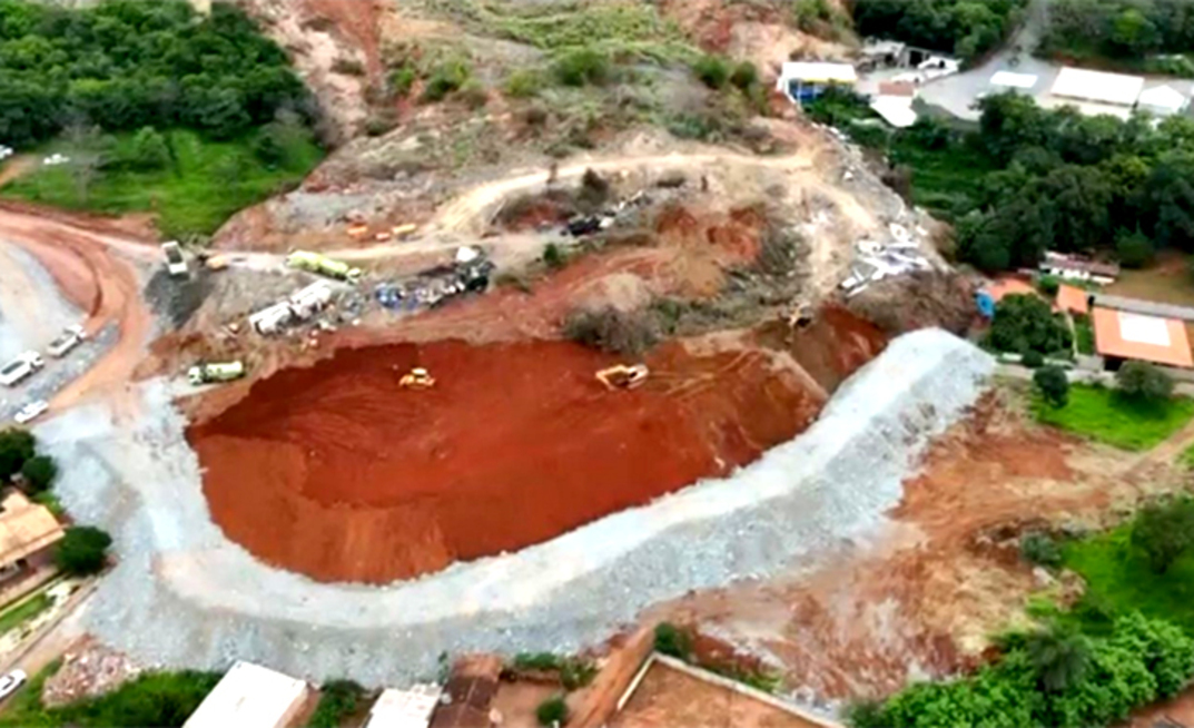 Barreira feita pela Jaguar para conter rejeitos em Turmalina deslizamento mina de ouro Satinoco
