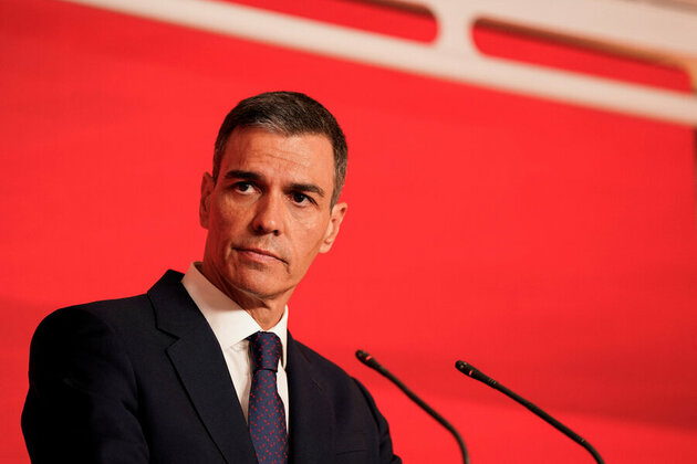 Spain weighs a leaders apologies