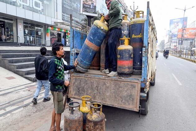 No LPG shortage in Gurugram, says DC; 24x7 control room launched