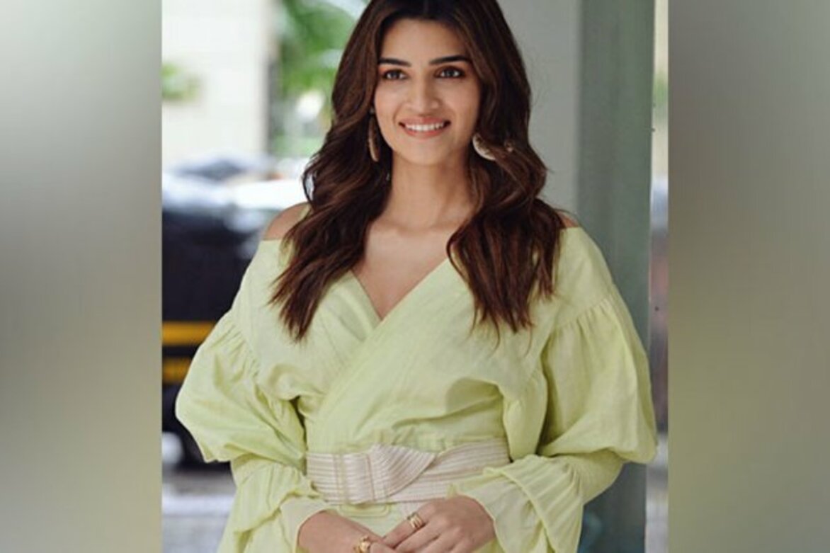 Kriti Sanon shares her childhood pictures as she wishes her father on birthday