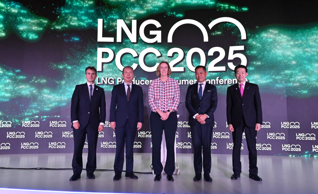 Leaders from Woodside and JERA sign the deal