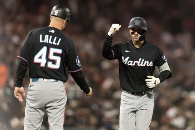 Marlins build early lead, keep adding on to beat Giants