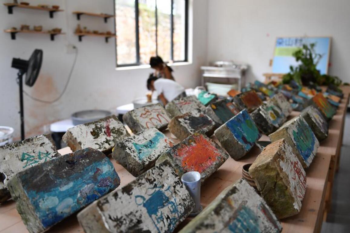 Chinese artist brings color to rural childhoods
