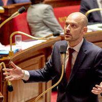 Paris accuses right-wing mayors of betraying EU