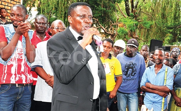Ssebulime ng’ayogera eri abatuuze. Ssebulime ng’ayogera eri abatuuze.
