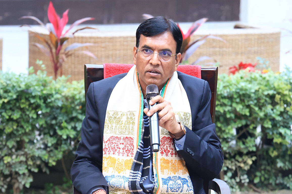 Union Minister Mansukh Mandaviya interacts with PM-SYM beneficiaries on 77th Republic Day