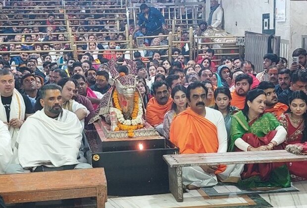 MP: Minister Rakesh Singh, actor Suniel Shetty offer prayers at ...