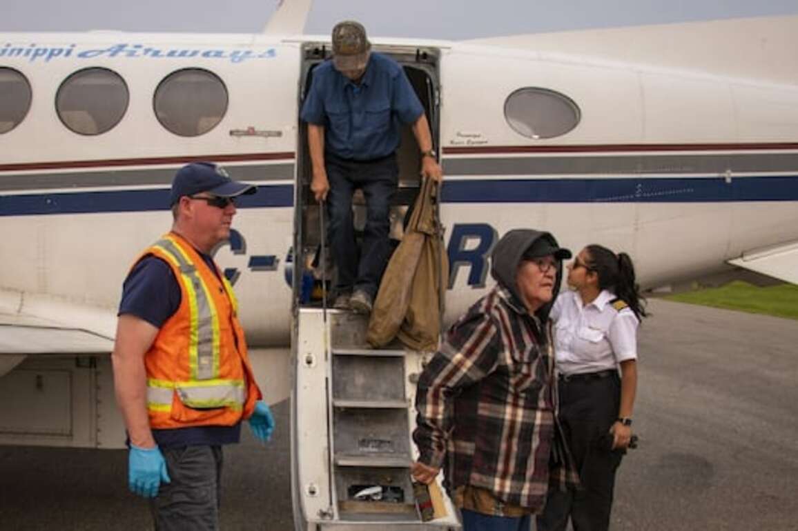 Pukatawagan loses power, shuts down airport as northern Manitoba wildfires grow