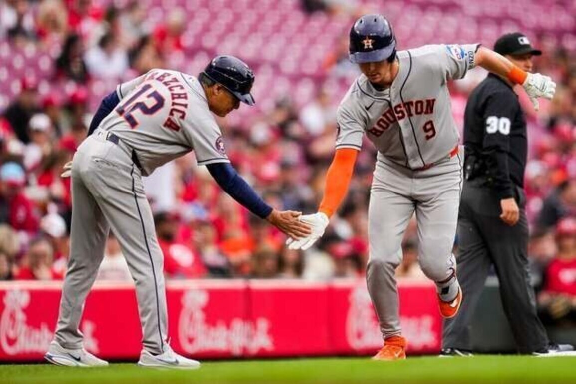 Astros blast four homers, blank slumping Reds