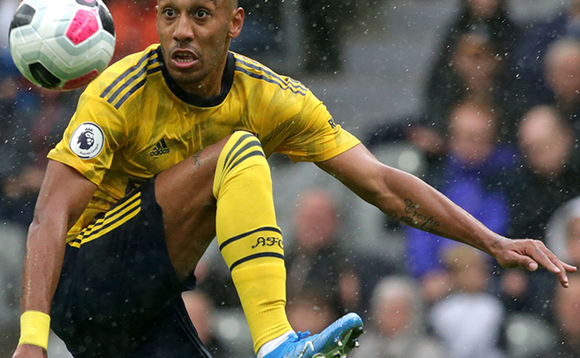 Aubameyang omuteebi wa Arsenal ng'asiba omupiira ku gwa Newcastle. Aubameyang omuteebi wa Arsenal ng'asiba omupiira ku gwa Newcastle.