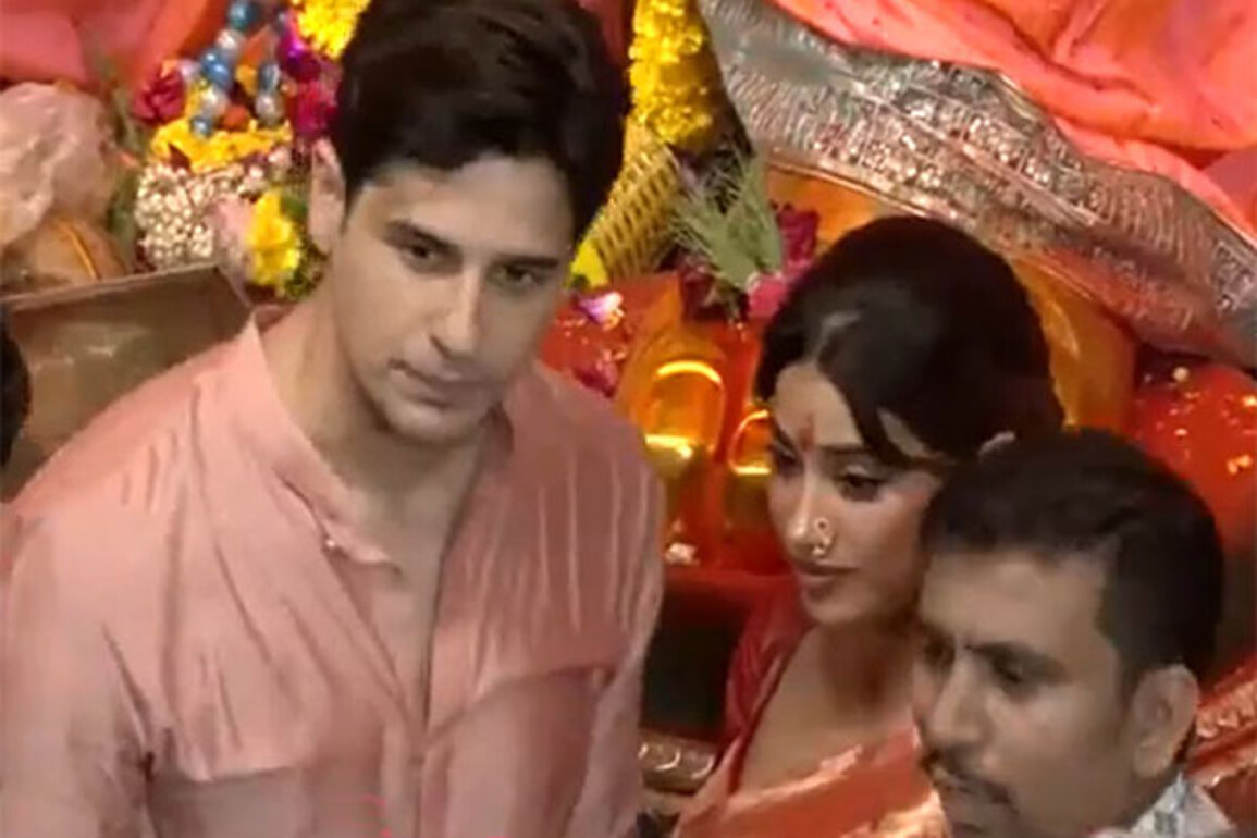 Ganesh Utsav: Sidharth Malhotra, Janhvi Kapoor visit Lalbaugcha Raja offer prayers