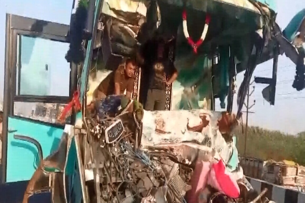 UP: One dead, several injured after bus rams into stationary truck in Kanpur