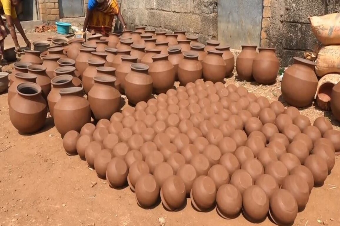 Poovanthi's earthen pot artisans pace up to meet Pongal rush amid soil shortage