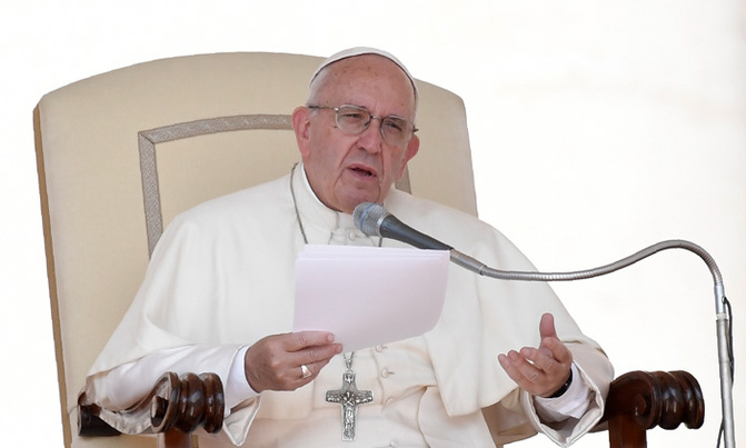 Pope guides locked-down world through virtual Easter Pope guides locked-down world through virtual Easter