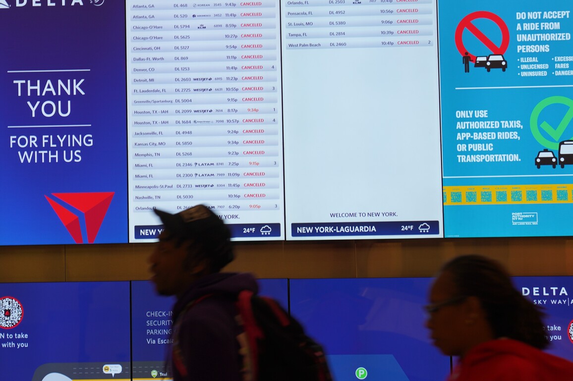 U.S.-NEW YORK-SNOWSTORM-FLIGHTS-DISRUPTING