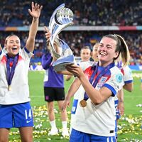 England's Lauren Hemp makes Euro 2025 trophy out of Lego - ESPN