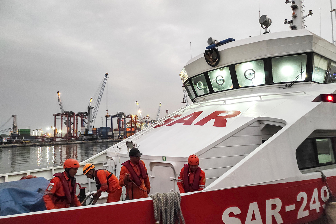 (SpotNews)INDONESIA-FERRY SANK-SEARCH OPERATION