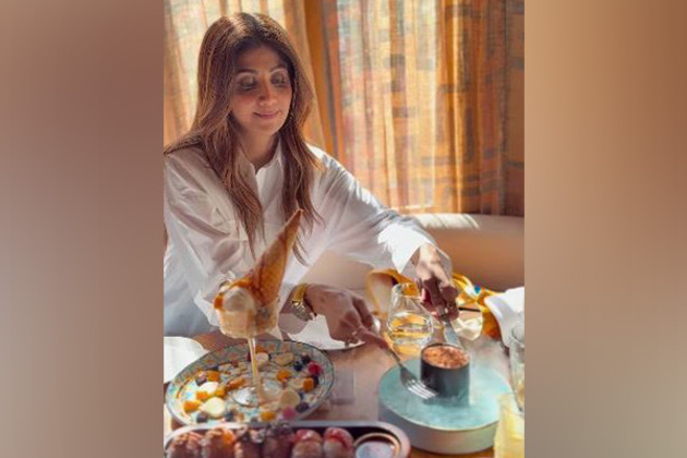 Shilpa Shetty enjoys her 'Sunday binge', calls herself "cheat day queen"