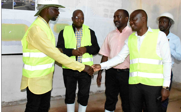 Omugagga Ham ku ddyo ng'ayaniriza minisita Omugagga Ham ku ddyo ng'ayaniriza minisita
