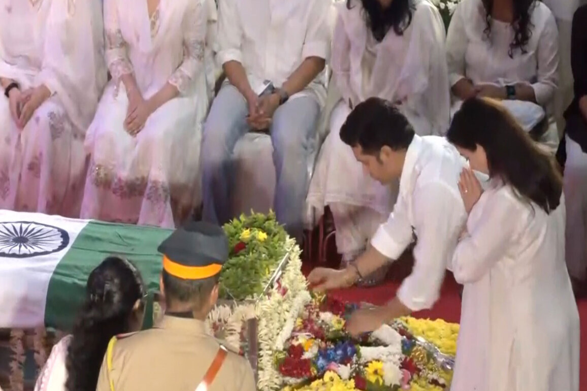 Sachin Tendulkar gets emotional, pays final tribute to Asha Bhosle in Mumbai