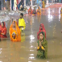 Devotees offer 'Usha Arghya' on last day of Chhath Puja