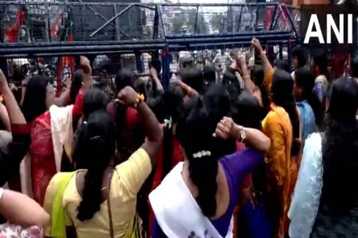 Kerala: BJP Mahila Morcha workers carry out march to KPCC office over remarks against PM Modi's mother