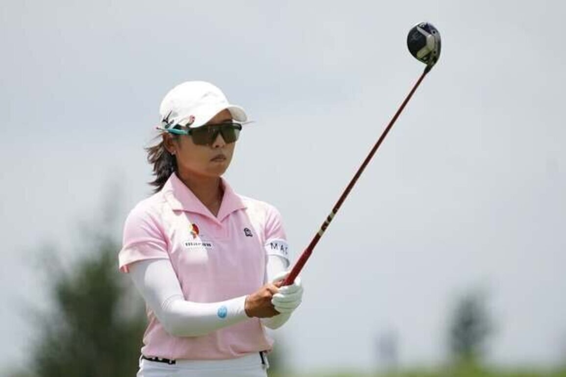 Mi Hyang Lee maintains lead at Blue Bay LPGA