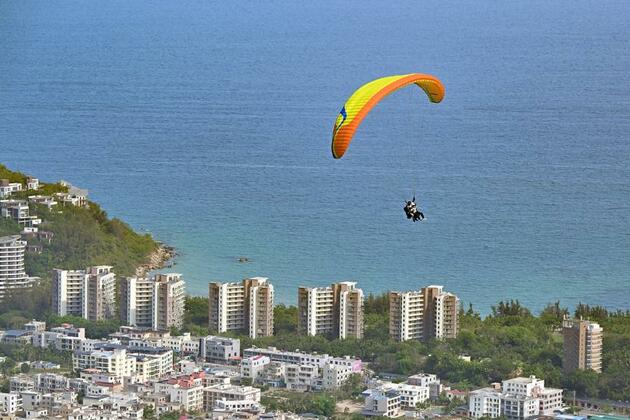 Low-altitude tourism takes off on China's tropical island
