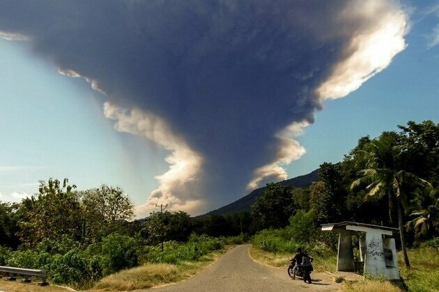 Volcanic eruption disrupts flights in Indonesia