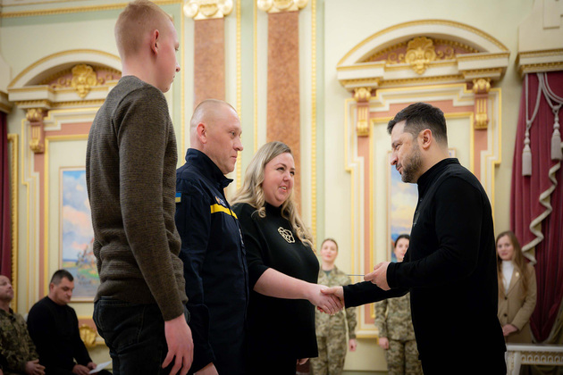 Zelenskyy presents housing certificates to Ukrainian Security, Defence Forces personnel conferred with title 'Hero of Ukraine'