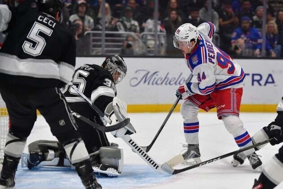 Kings G Darcy Kuemper leaves game after collision