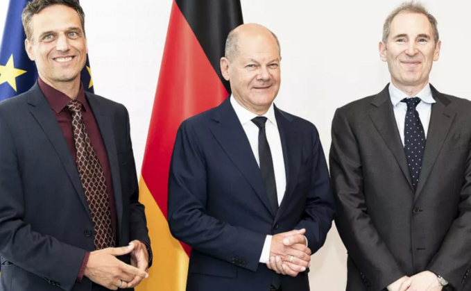 Amazon-CEO Andy Jassy (rechts) und Amazons Deutschland-Chef Rocco Bräuniger zu Besuch im Bundeskanzleramt, um mit Bundeskanzler Olaf Scholz über die Investition des Unternehmens von 10 Milliarden Euro in Arbeitsplätze und Innovation zu diskutieren.