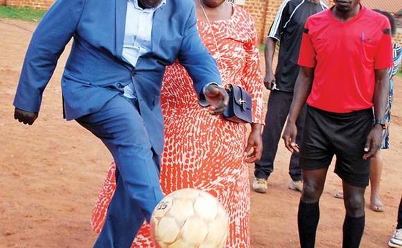 Omubaka Ssempala ng'asimula omupiira Omubaka Ssempala ng'asimula omupiira