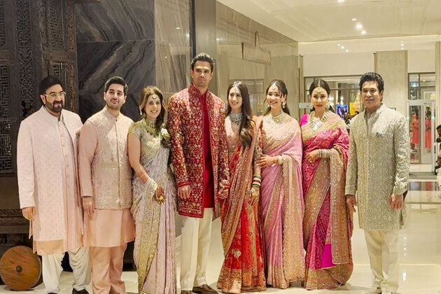 Arjun Tendulkar marries Saaniya Chandhok, couple poses with family