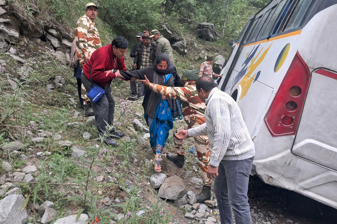 Bus carrying pilgrims narrowly escapes crash on Badrinath highway in Chamoli