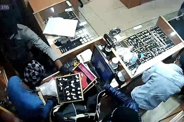 Gang robs Lenasia jewellery store