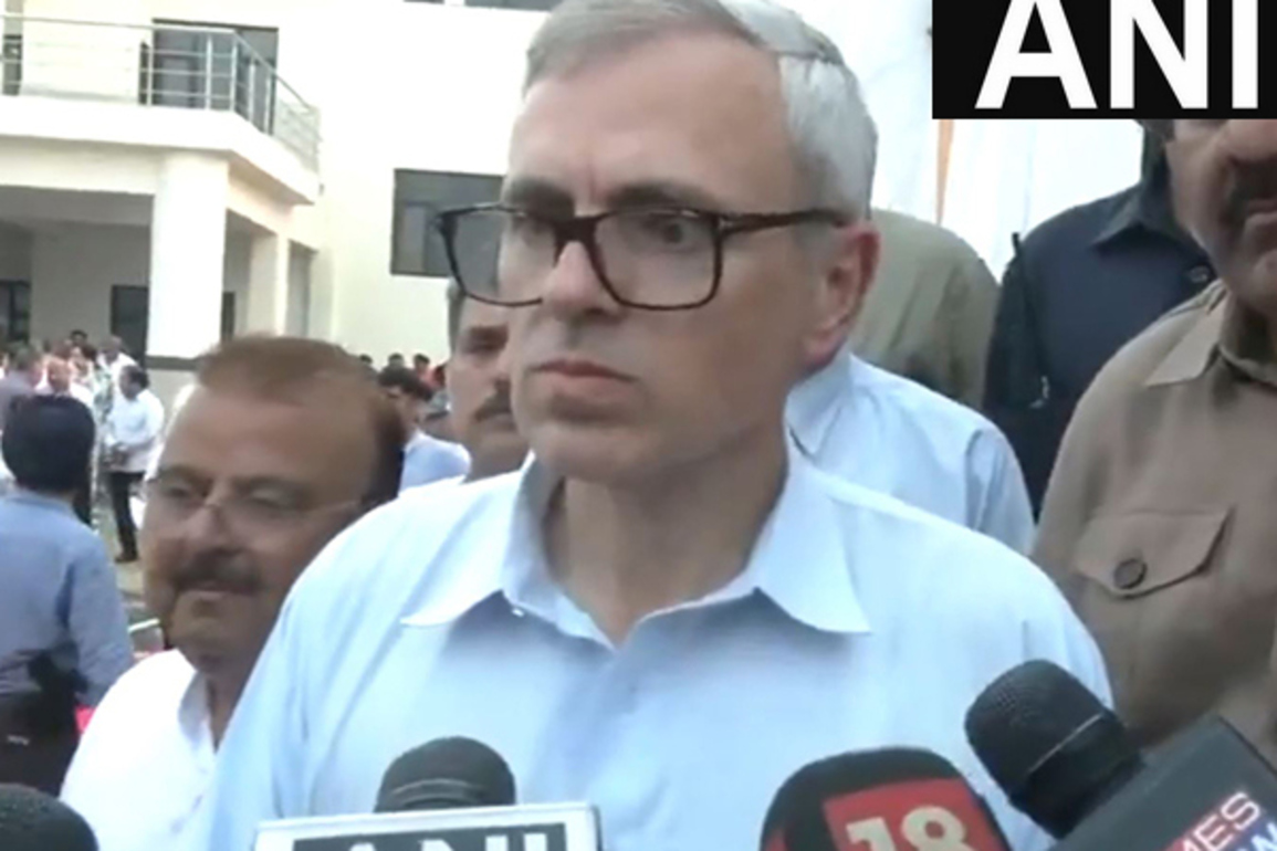Omar Abdullah calls out newspapers for "burying fact" on issue of "entire govt locked up"